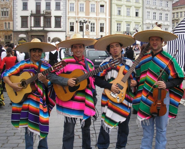 Большая часть населения мексики говорит на португальском. Мариачи Мексика. Ансамбль Мариачи. Мексиканские музыканты. Мексиканцы народ.